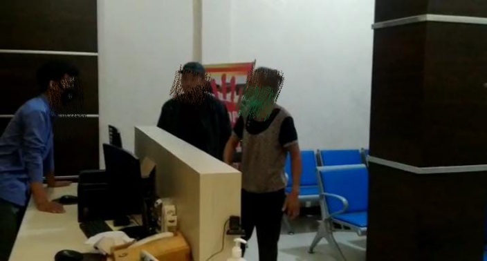Foto keluarga korban yang protes di Kejari Gunungsitoli