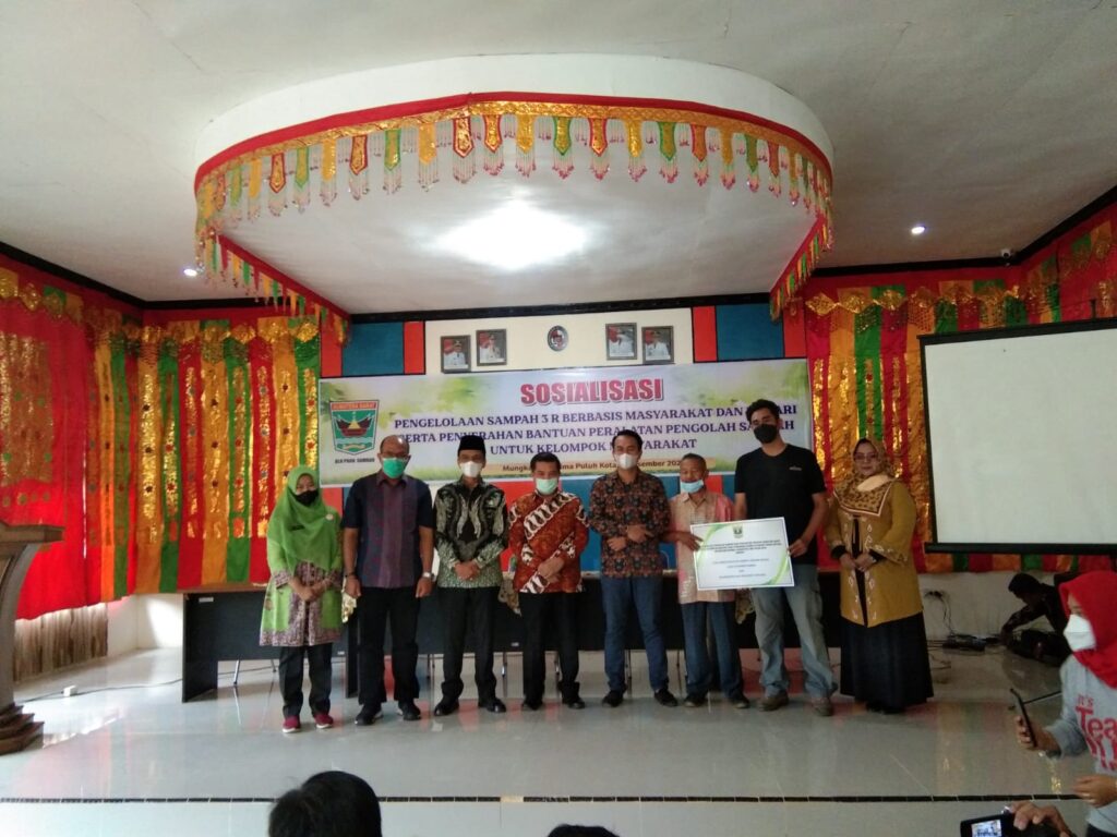 Penyaluran Bantuan Alat Pengolahan Sampah dari DPRD Sumbar (Foto: Ist)