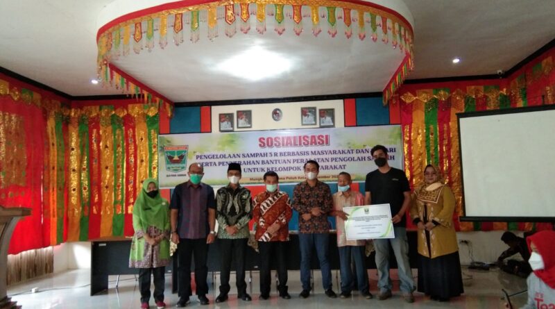 Penyaluran Bantuan Alat Pengolahan Sampah dari DPRD Sumbar (Foto: Ist)