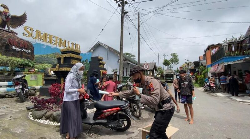Anggota Polri Sigap Bantu Warga terdampak Erupsi Gunung Semeru (Foto: Ist)