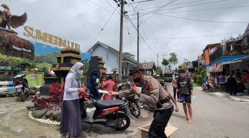 Anggota Polri Sigap Bantu Warga terdampak Erupsi Gunung Semeru (Foto: Ist)
