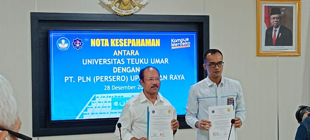 Rektor UTU Frof Jasman J Mak'aruf (kiri) foto bersama pihak PLN sambil memperlihatkan MoU yang telah ditanda tangani Selasa (28/12/2021). Foto: Fitriadi