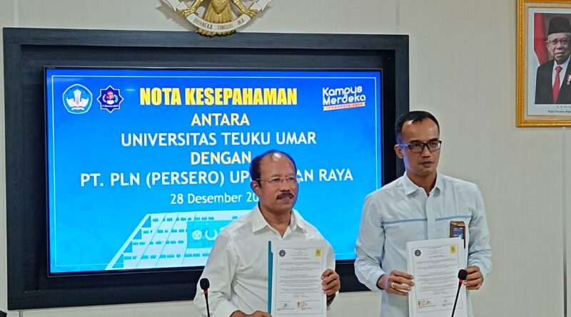 Rektor UTU Frof Jasman J Mak'aruf (kiri) foto bersama pihak PLN sambil memperlihatkan MoU yang telah ditanda tangani Selasa (28/12/2021). Foto: Fitriadi