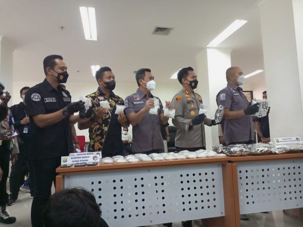 Satnarkoba Polda Metro Jakarta Pusat Memperlihatkan Narkoba Hasil Tangkapannya, Jum'at, 31/12/2021 (Foto: IST)