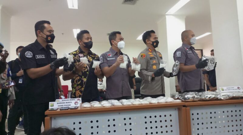 Satnarkoba Polda Metro Jakarta Pusat Memperlihatkan Narkoba Hasil Tangkapannya, Jum'at, 31/12/2021 (Foto: IST)
