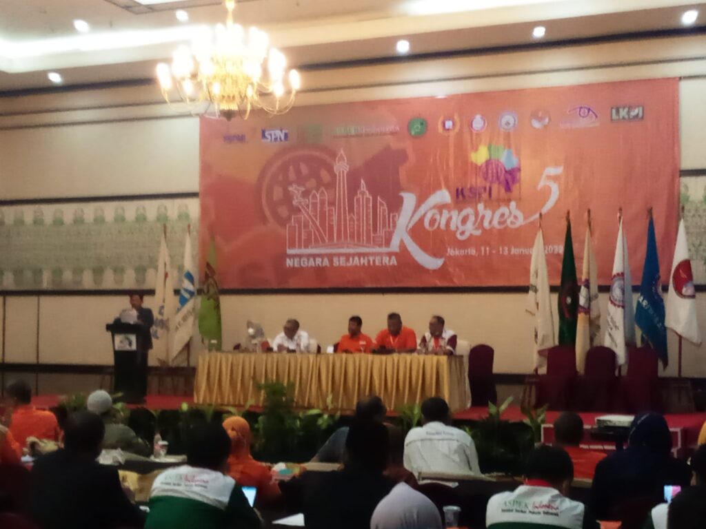Foto Konfederasi Serikat Pekerja Indonesia (KSPI) saat menyampaikan aspirasinya