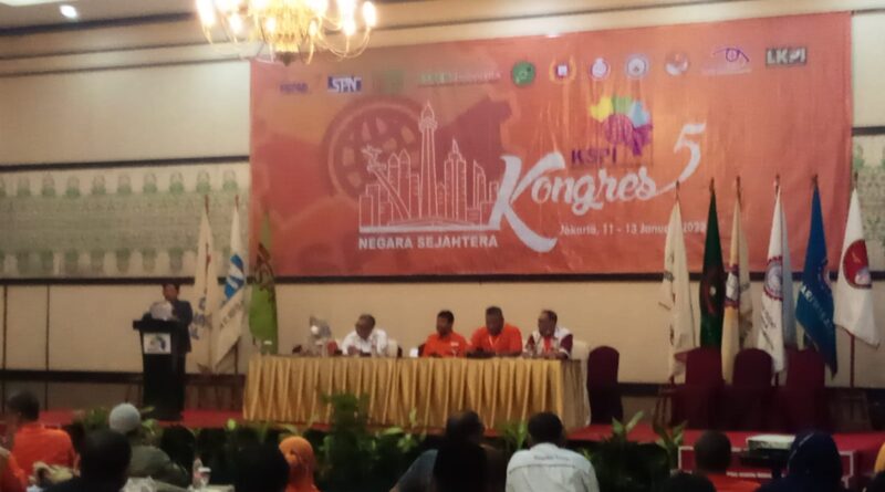 Foto Konfederasi Serikat Pekerja Indonesia (KSPI) saat menyampaikan aspirasinya