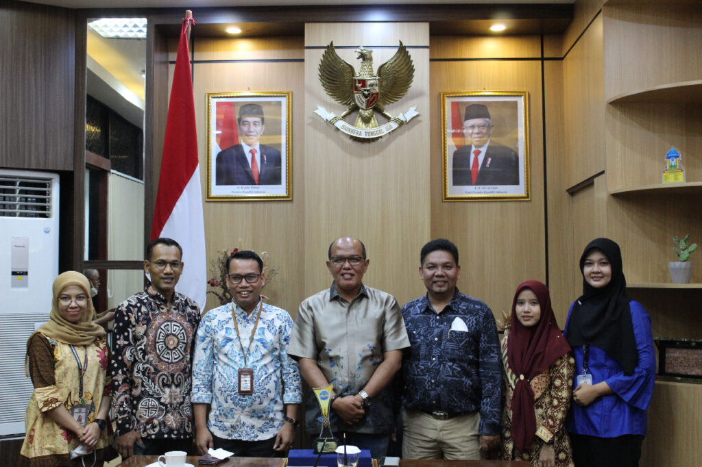 Foto saat penyerahan penghargaan kepada ketua DPRD Sumbar