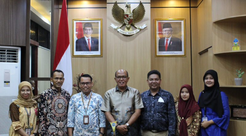 Foto saat penyerahan penghargaan kepada ketua DPRD Sumbar