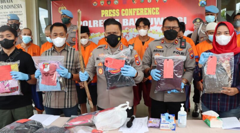 Foto kepolisian saat konferensi pers mengenai kasus pencabulan