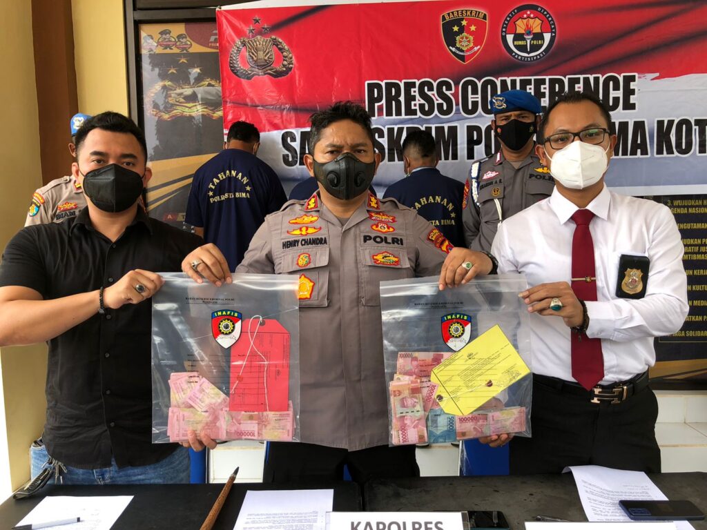 Foto Kapolres Bima Kota Henry Novika Chandra didampingi Kasat Reskrim M Rayendra dan Kanit Dwi Isnanto saat konferensi pers