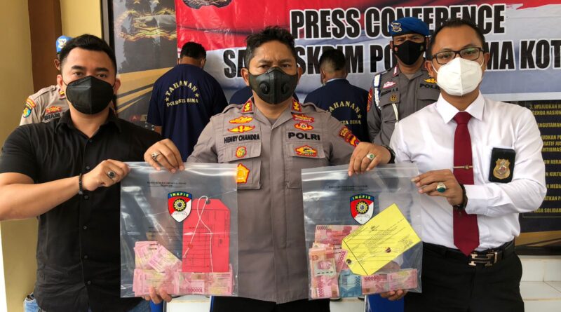Foto Kapolres Bima Kota Henry Novika Chandra didampingi Kasat Reskrim M Rayendra dan Kanit Dwi Isnanto saat konferensi pers