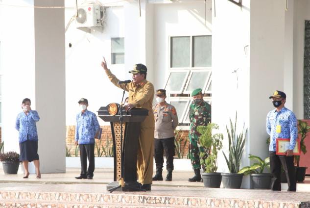 Bupati Nias Barat Pimpin Upacara (Foto: Ist)