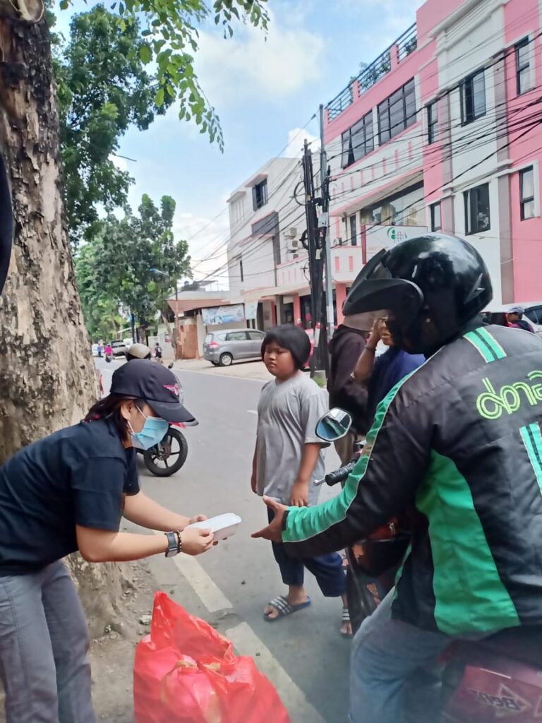 Pemberian Nasi Kotak pada Masyarakat oleh KGBN (Foto: Ist)
