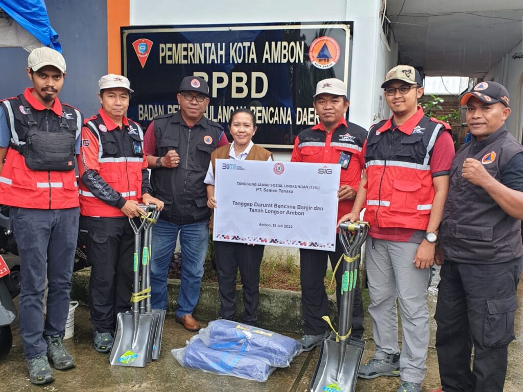Foto bersama saat pemberian bantuan korban bencana alam