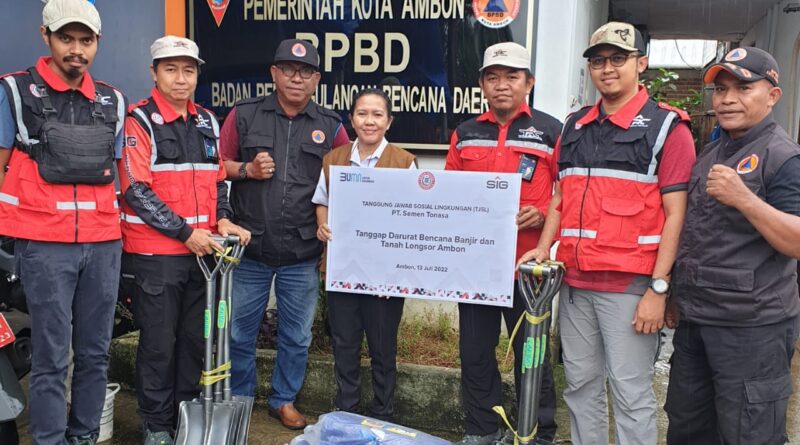 Foto bersama saat pemberian bantuan korban bencana alam