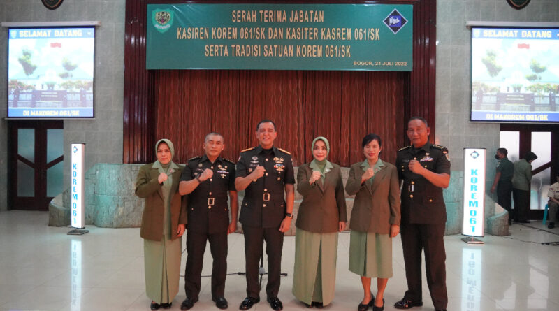 Foto bersama setelah kegiatan serah terima jabatan baru