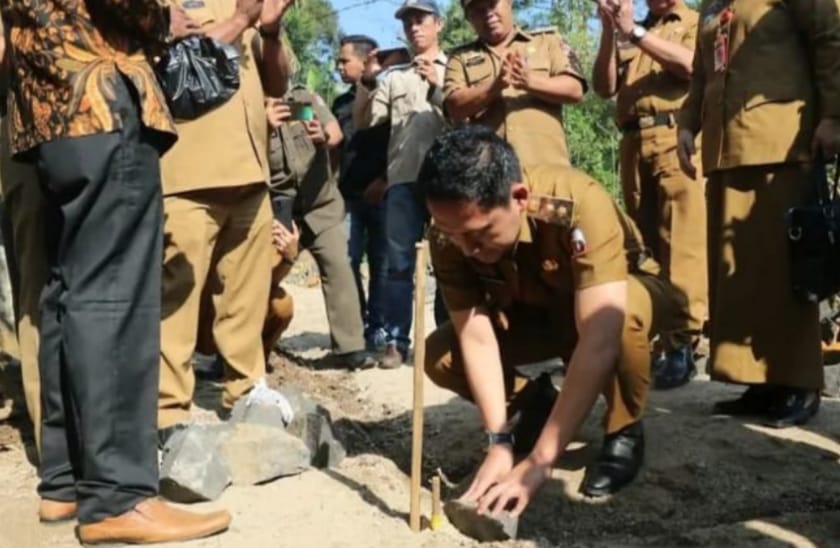 Foto Wakil Bupati (Wabup) Lampung Utara (Lampura) Letakkan Batu Pertama di Pembangunan Jalan