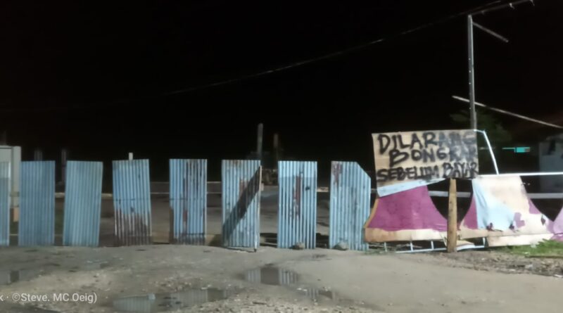 Foto Pemblokiran Jalan Menuju WFC Zona II