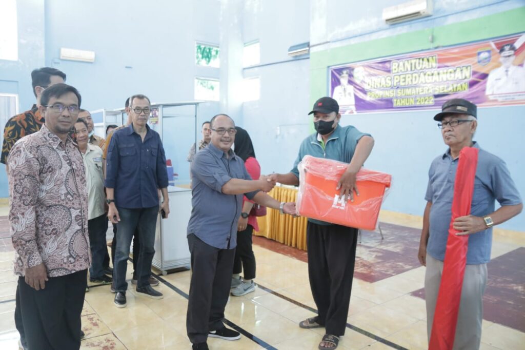 Foto suasana pemberian bantuan kepada pelaku UMKM