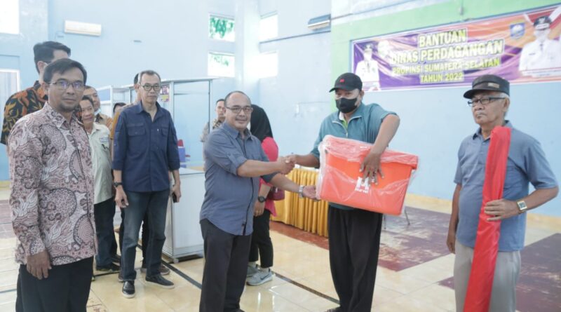 Foto suasana pemberian bantuan kepada pelaku UMKM