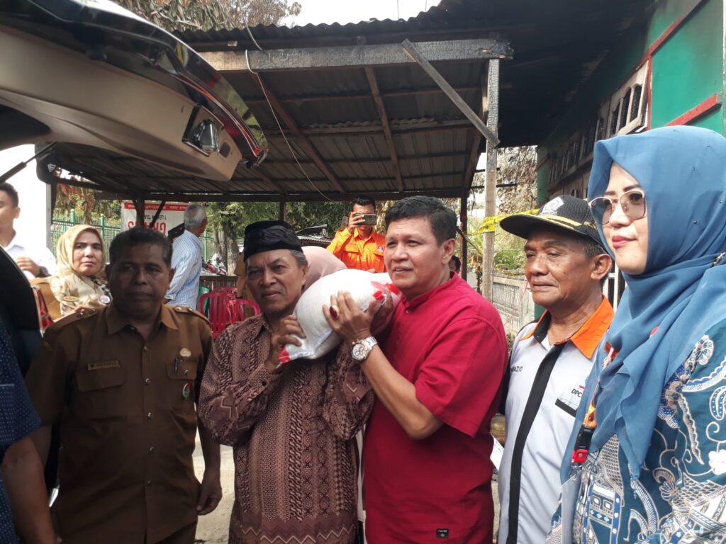 Foto suasana pemberian bantuan kemanusian pada korban kebakaran