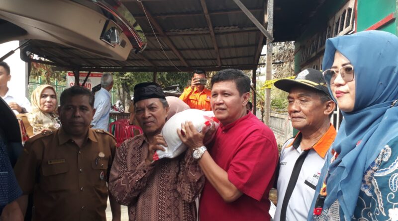 Foto suasana pemberian bantuan kemanusian pada korban kebakaran