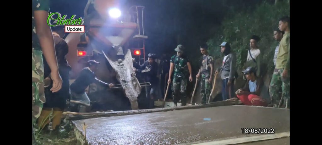 Foto suasana pengecoran jalan
