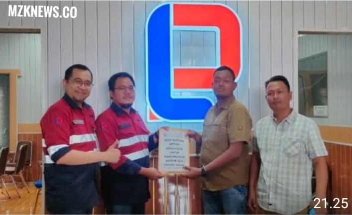 Photo: Humas Manager PT. LDP Berikan bantuan kepada perwakilan Masyarakat di sekitar lokasi Stock file.