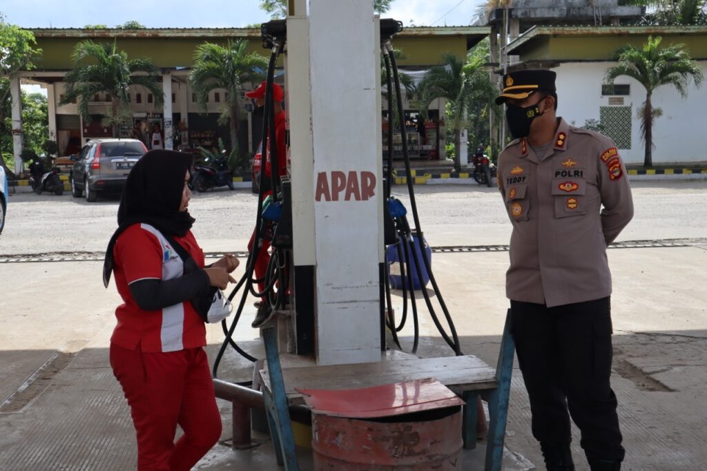 Foto pelaksanaan monitoring SPBU oleh Polres Way Kanan