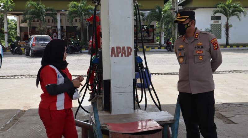 Foto pelaksanaan monitoring SPBU oleh Polres Way Kanan