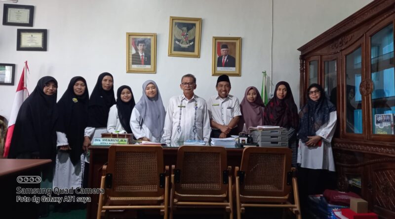 Foto bersama di Ruangan Kepala Sekolah MAN 1 PK, Kab. Solok Selatan, Selasa, 4 April 2023 (Foto: IST)