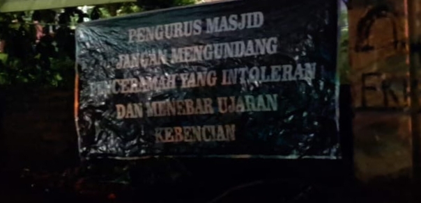 Spanduk berisikan imbauan agar pengurus masjid tidak mengundang penceramah intoleran dan menebar kebencian di Kota Padang, Rabu (5/4/2023). (Foto: IST)