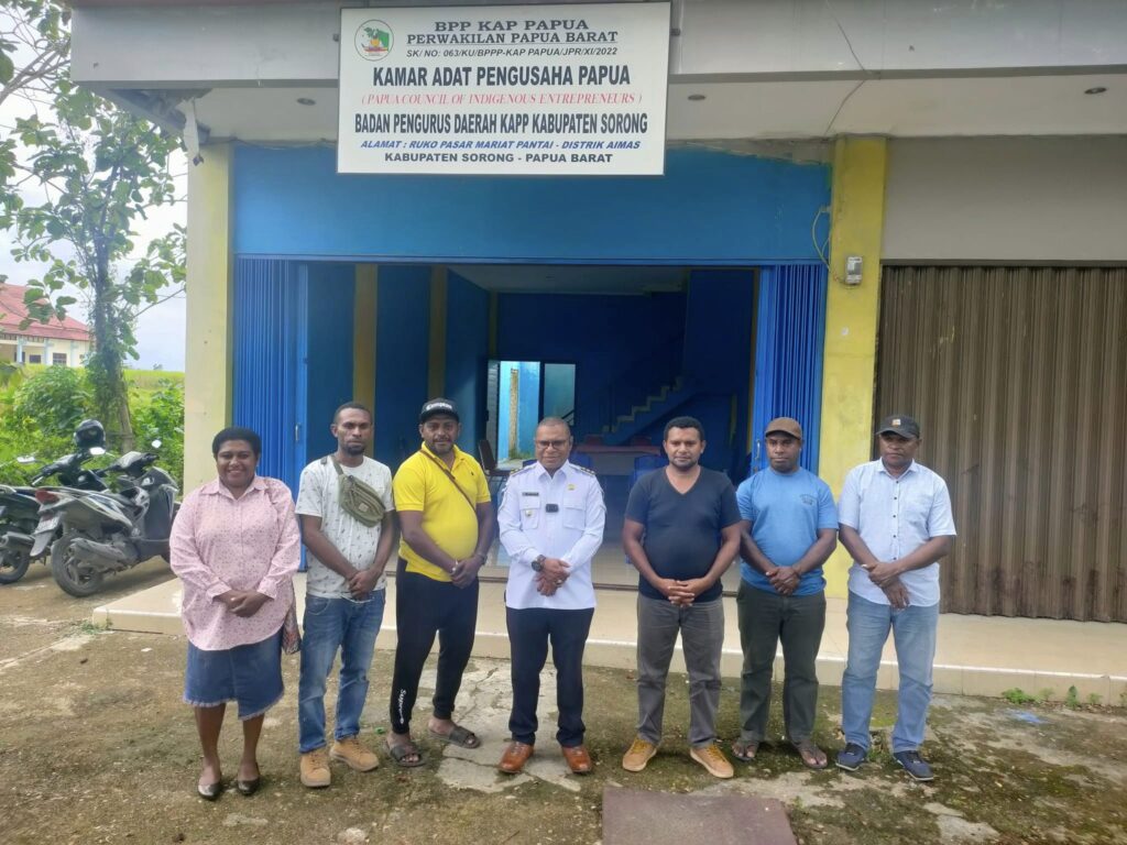 Foto bersama Pj. Bupati Sorong Yan Piet Moso dengan para pengurus Kamar Adat Pengusaha Papua (KAPP), Rabu (5/4/2023) (Foto: Diskominfo Kab. Sorong)