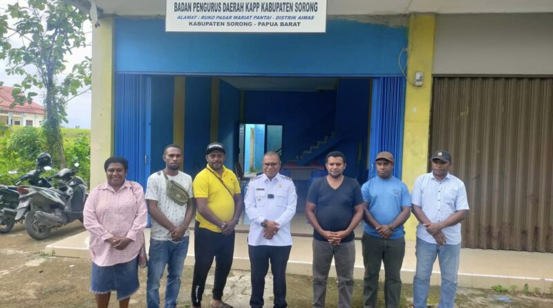 Foto bersama Pj. Bupati Sorong Yan Piet Moso dengan para pengurus Kamar Adat Pengusaha Papua (KAPP), Rabu (5/4/2023) (Foto: Diskominfo Kab. Sorong)