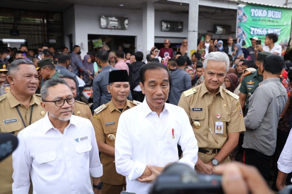 Presiden Joko Widodo beserta Gubernur Jawa Tengah Ganjar Pranowo dalam kegiatan mengecek harga dan stok kebutuhan pokok di tiga pasar di Jawa Tengah, Senin, 10 April 2023 (Foto: Diskominfo Jateng)