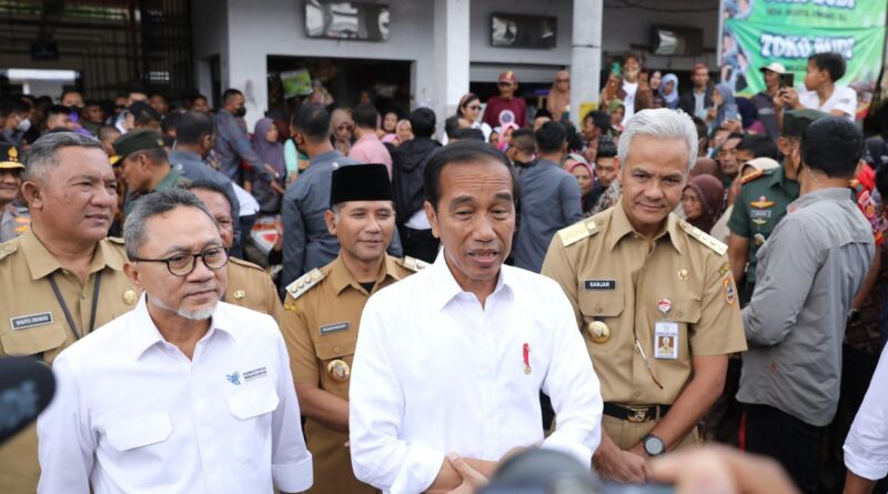 Presiden Joko Widodo beserta Gubernur Jawa Tengah Ganjar Pranowo dalam kegiatan mengecek harga dan stok kebutuhan pokok di tiga pasar di Jawa Tengah, Senin, 10 April 2023 (Foto: Diskominfo Jateng)