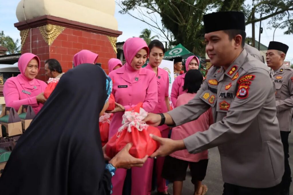 Aksi pembagian paket berbuka dari Polres Lebak Polda Banten bersama Bhayangkari di Mapolsek Rangkasbitung, Senin, 10 April 2023 (Foto: Humas Polres Lebak)