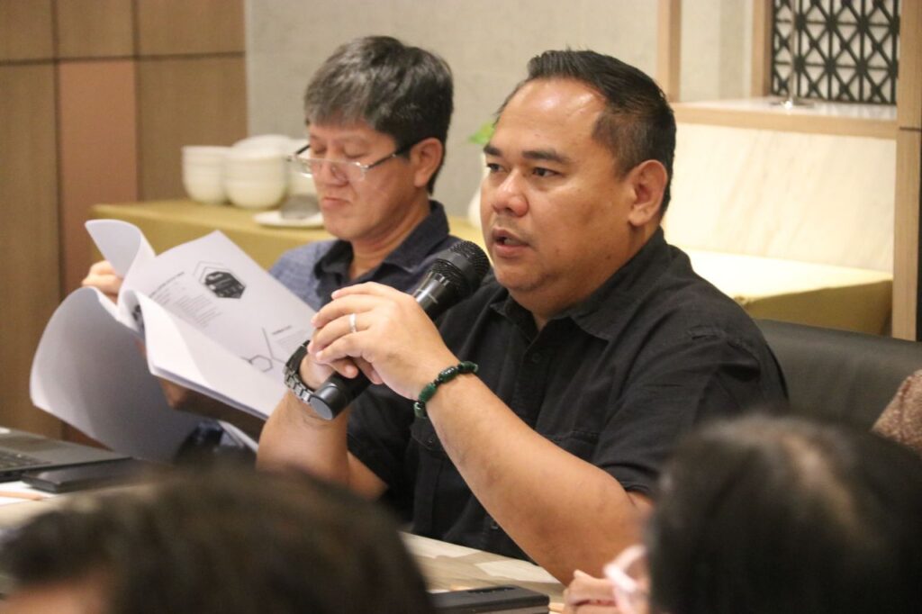 Kepada Diskominfo Staper Kabupaten Kutim Ery Mulyadi dalam Rapat Kerja Pengembangan SOP Pengelolaan SP4N-LAPOR, Rabu, 12 April 2023 (Foto: Diskominfo Staper Kutim)