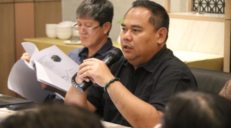 Kepada Diskominfo Staper Kabupaten Kutim Ery Mulyadi dalam Rapat Kerja Pengembangan SOP Pengelolaan SP4N-LAPOR, Rabu, 12 April 2023 (Foto: Diskominfo Staper Kutim)