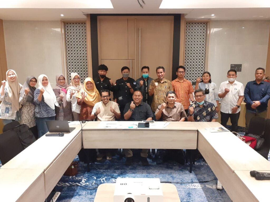 Foto bersama dalam Rapat Kerja Pengembangan SOP Pengelolaan SP4N-LAPOR oleh Diskominfo Staper Kutim, Rabu, 12 April 2023 (Foto: Diskominfo Staper Kutim)
