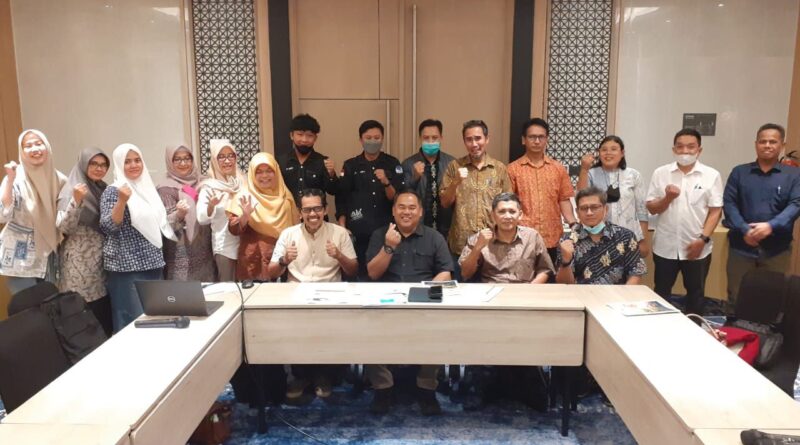 Foto bersama dalam Rapat Kerja Pengembangan SOP Pengelolaan SP4N-LAPOR oleh Diskominfo Staper Kutim, Rabu, 12 April 2023 (Foto: Diskominfo Staper Kutim)