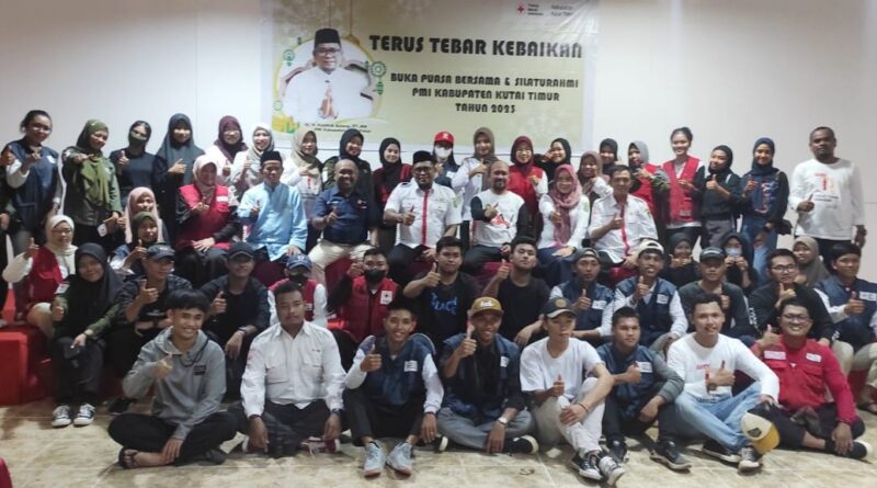 Foto bersama saat acara buka puasa bersama para pengurus PMI Kutim dan relawan, Kamis, 13 April 2023 (Foto: Arie Firdaus)