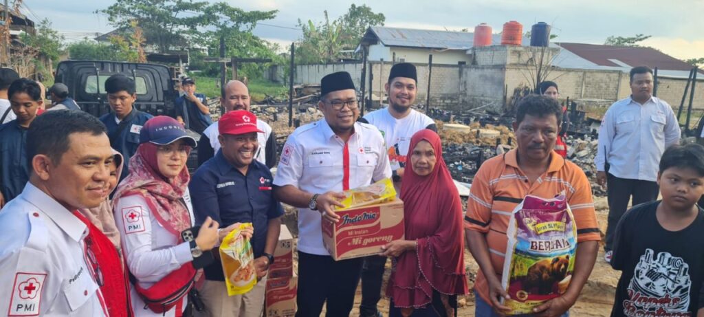 Ketua PMI Kutim Kasmidi Bulang membagikan sembako untuk korban kebakaran di Jalan Pinang Dalam beberapa waktu yang lalu, Kamis, 13 April 2023 (Foto: Arie Firdaus)