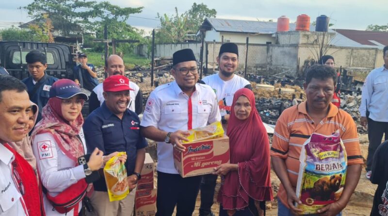 Ketua PMI Kutim Kasmidi Bulang membagikan sembako untuk korban kebakaran di Jalan Pinang Dalam beberapa waktu yang lalu, Kamis, 13 April 2023 (Foto: Arie Firdaus)