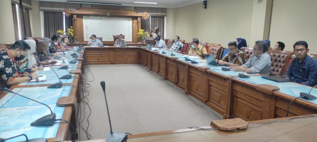 Rapat permohonan Persetujuan Kesesuaian Kegiatan Pemanfaatan Ruang (PKKPR) di Ruang Arau, Sekretariat Kabupaten Kutim, Kamis, 13 April 2023 (Foto: Arie Firdaus)