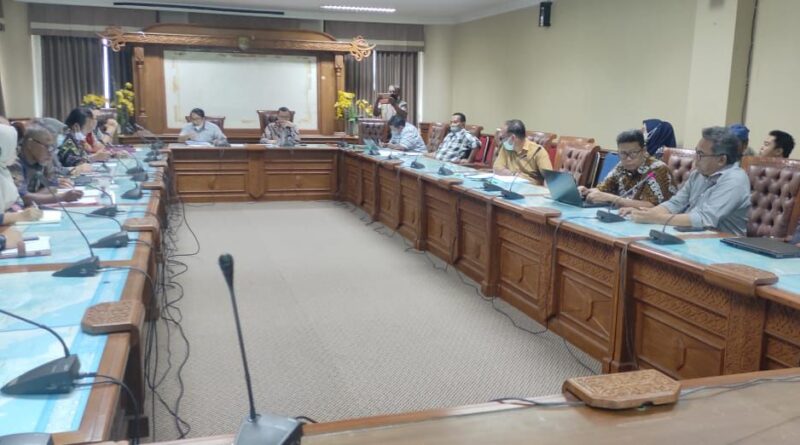 Rapat permohonan Persetujuan Kesesuaian Kegiatan Pemanfaatan Ruang (PKKPR) di Ruang Arau, Sekretariat Kabupaten Kutim, Kamis, 13 April 2023 (Foto: Arie Firdaus)