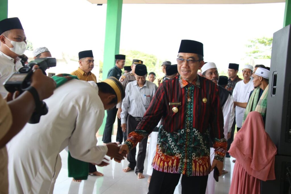 Bupati Kutim Ardiansyah Sulaiman menyalami santri Pondon Pesantren Farizul Qur'an, Kamis, 13 April 2023 (Foto: Arie Firdaus)