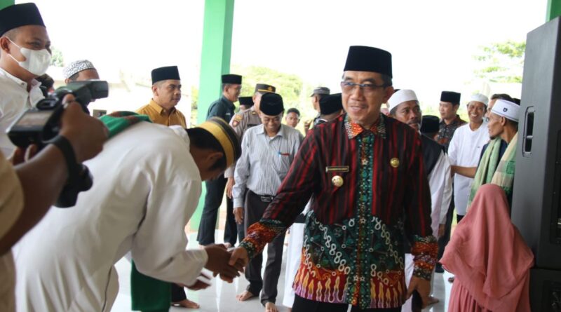 Bupati Kutim Ardiansyah Sulaiman menyalami santri Pondon Pesantren Farizul Qur'an, Kamis, 13 April 2023 (Foto: Arie Firdaus)