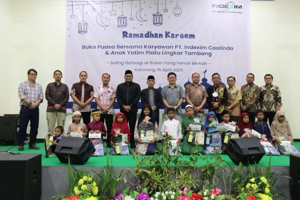 Foto bersama ketika buka puasa bersama PT Indexim Coalindo di Kutai Timur, Sabtu, 15 April 2023 (Foto: Arie Firdaus)
